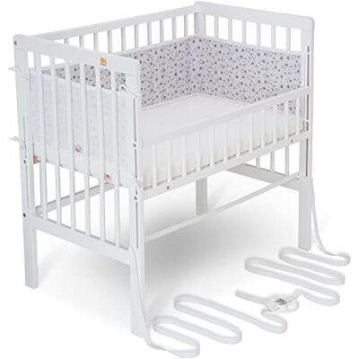 FabiMax Baby Beistellbett für Boxspringbett, TÜV geprüft 2022, inkl. Matratze und Nestchen aus Netzstoff, Buche massiv weiß, Comfort/graue Sterne auf weiß FabiMax Baby Beistellbett für Boxspringbett, TÜV geprüft 2022, inkl. Matratze und Nestchen aus Netzstoff, Buche massiv weiß, Comfort/graue Sterne auf weiß