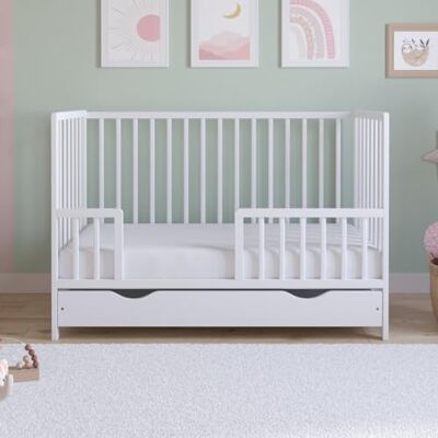 Love For Sleep Asher Babybett 120x60 cm mit gesteppter Mikrofaser-Schaummatratze – Umwandelbares Holz-Kinderbett zum Juniorbett mit großer Schublade und inkludiertem Rausfallschutz Love For Sleep Asher Babybett 120x60 cm mit gesteppter Mikrofaser-Schaummatratze – Umwandelbares Holz-Kinderbett zum Juniorbett mit großer Schublade und inkludiertem Rausfallschutz