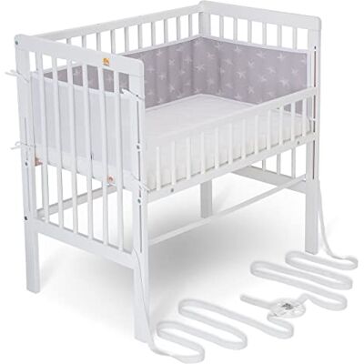 FabiMax Baby Beistellbett für Boxspringbett, TÜV geprüft 2022, inkl. Matratze und Nestchen aus Netzstoff, Buche massiv weiß, Comfort/weiße Sterne auf grau FabiMax Baby Beistellbett für Boxspringbett, TÜV geprüft 2022, inkl. Matratze und Nestchen aus Netzstoff, Buche massiv weiß, Comfort/weiße Sterne auf grau