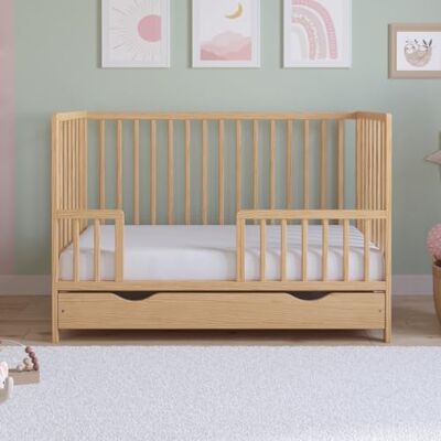 Love For Sleep Asher Babybett 120x60 cm mit gesteppter Mikrofaser-Schaummatratze – Umwandelbares Holz-Kinderbett zum Juniorbett mit großer Schublade und inkludiertem Rausfallschutz Naturkiefer Love For Sleep Asher Babybett 120x60 cm mit gesteppter Mikrofaser-Schaummatratze – Umwandelbares Holz-Kinderbett zum Juniorbett mit großer Schublade und inkludiertem Rausfallschutz Naturkiefer