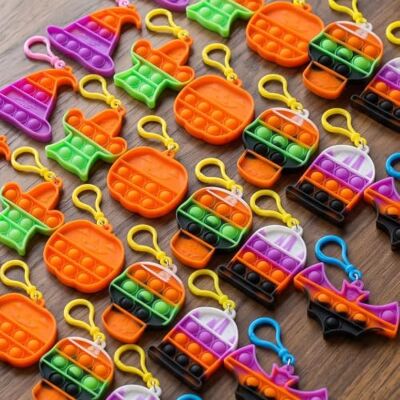 JOYIN Halloween-Pop-Fidget-Spielzeug, 24 Stück, Halloween-Partygeschenke, Geist, Skelett, Fledermaus, Kürbis, Hexenhut, Fidget-Schlüsselanhänger, Fidget-Spielzeug, Großpackung für Kinder JOYIN Halloween-Pop-Fidget-Spielzeug, 24 Stück, Halloween-Partygeschenke, Geist, Skelett, Fledermaus, Kürbis, Hexenhut, Fidget-Schlüsselanhänger, Fidget-Spielzeug, Großpackung für Kinder