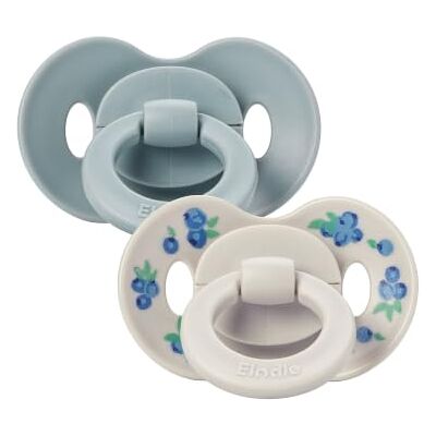 Elodie Details Binky Bundle Schnuller 2er-Pack – Symmetrisch Silikon, Konkaves Saugerschild, Belüftungslöcher, Bio-Zirkuläres PP, BPA-frei, EN 1400, 0-6 Monate, Blueberry Bliss Elodie Details Binky Bundle Schnuller 2er-Pack – Symmetrisch Silikon, Konkaves Saugerschild, Belüftungslöcher, Bio-Zirkuläres PP, BPA-frei, EN 1400, 0-6 Monate, Blueberry Bliss