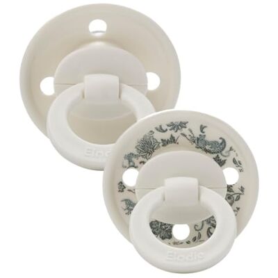 Elodie Details Binky Bundle Babyschnuller 2er-Set – Kirschform ab 3+ Monate – Silikon – BPA-frei – 3 Belüftungslöcher – Ohne Schadstoffe – Mädchen & Jungen – Garden Leo Toile Elodie Details Binky Bundle Babyschnuller 2er-Set – Kirschform ab 3+ Monate – Silikon – BPA-frei – 3 Belüftungslöcher – Ohne Schadstoffe – Mädchen & Jungen – Garden Leo Toile