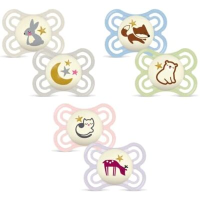 MAM Perfectnight Doppelpack Schnuller 2-6 Monate (2er-Set), leuchtet im Dunkeln, Schnuller 2-6 Monate, 2-teiliges Set zur oralen Entwicklung mit Schnullerhalter, verschiedene Farben MAM Perfectnight Doppelpack Schnuller 2-6 Monate (2er-Set), leuchtet im Dunkeln, Schnuller 2-6 Monate, 2-teiliges Set zur oralen Entwicklung mit Schnullerhalter, verschiedene Farben
