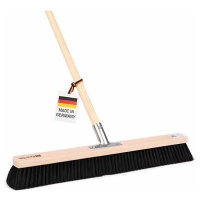 BawiTec Profi Saalbesen weiche Kunsthaar Borsten 80cm mit Stiel 140cm Lang Besen Mit Geräte-Holzstiel Ø28mm, Stabiler Metall-Stielhalter, Für glatte Böden, Für Innenbereiche BawiTec Profi Saalbesen weiche Kunsthaar Borsten 80cm mit Stiel 140cm Lang Besen Mit Geräte-Holzstiel Ø28mm, Stabiler Metall-Stielhalter, Für glatte Böden, Für Innenbereiche