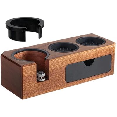 Cecotec Tamping-Station aus Holz Baristeo WoodTamperStation. 3-in-1 Halter für Tamper, Distributor und Siebträger 51–58 mm, rutschfeste Füße, schützt Arbeitsfläche, Zubehör griffbereit im Alltag Cecotec Tamping-Station aus Holz Baristeo WoodTamperStation. 3-in-1 Halter für Tamper, Distributor und Siebträger 51–58 mm, rutschfeste Füße, schützt Arbeitsfläche, Zubehör griffbereit im Alltag