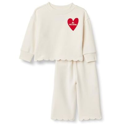 Amazon x Sofia Grainge Baby Mädchen Set aus Hose und Oberteil aus French Terry, Elfenbein Rot Valentinstag, 6-9 Monate Amazon x Sofia Grainge Baby Mädchen Set aus Hose und Oberteil aus French Terry, Elfenbein Rot Valentinstag, 6-9 Monate