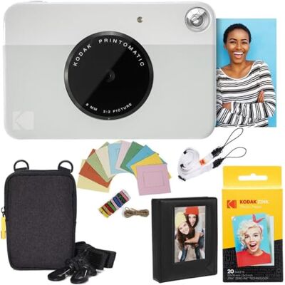 Kodak Printomatic Sofortbildkamera (Grau) Paket + Zinkpapier (20 Blätter) Etui + Fotoalbum + Hängerahmen + Bequemer Halsriemen Kodak Printomatic Sofortbildkamera (Grau) Paket + Zinkpapier (20 Blätter) Etui + Fotoalbum + Hängerahmen + Bequemer Halsriemen