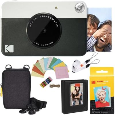 Kodak Printomatic Sofortbildkamera (Schwarz) Paket + Zinkpapier (20 Blätter) Etui + Fotoalbum + Hängerahmen + Bequemer Halsriemen Kodak Printomatic Sofortbildkamera (Schwarz) Paket + Zinkpapier (20 Blätter) Etui + Fotoalbum + Hängerahmen + Bequemer Halsriemen