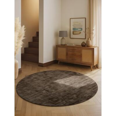 vikosa Viskose Teppich Noemi Flauschiger Wohnzimmerteppich Rund, Handgemacht & Weich, Einfarbiges Design Handgewebt, dezenter Glanz, Kurzflor für Wohnzimmer, Schlafzimmer, Flur Braun, Ø 120 cm vikosa Viskose Teppich Noemi Flauschiger Wohnzimmerteppich Rund, Handgemacht & Weich, Einfarbiges Design Handgewebt, dezenter Glanz, Kurzflor für Wohnzimmer, Schlafzimmer, Flur Braun, Ø 120 cm