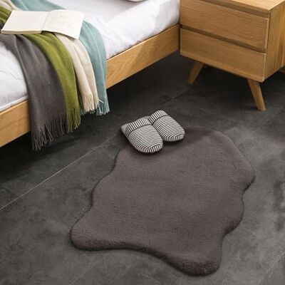 Teppich Wölkchen Kunst-Fell-Teppich Kurzflor Flauschiger Wohnzimmer-Teppich, als Schlafzimmer Deko oder Kinderzimmer rutschfest und waschbar in Waschmaschine Dunkelgrau Fell 55x80cm Teppich Wölkchen Kunst-Fell-Teppich Kurzflor Flauschiger Wohnzimmer-Teppich, als Schlafzimmer Deko oder Kinderzimmer rutschfest und waschbar in Waschmaschine Dunkelgrau Fell 55x80cm