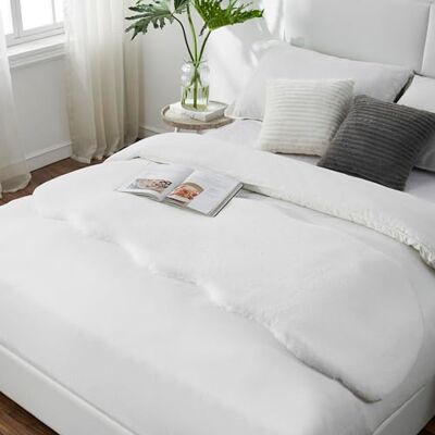 Teppich Wölkchen Kunst-Fell-Teppich Kurzflor Flauschiger Teppich-Läufer für Schlafzimmer, Wohnzimmer oder als Kinderzimmer Deko rutschfest und waschbar in Waschmaschine Weiss Fell 55x160cm Teppich Wölkchen Kunst-Fell-Teppich Kurzflor Flauschiger Teppich-Läufer für Schlafzimmer, Wohnzimmer oder als Kinderzimmer Deko rutschfest und waschbar in Waschmaschine Weiss Fell 55x160cm