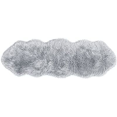 Teppich Wölkchen Lammfell Kunst-Fell-Teppich Hochflor Deko Schaffell als Flauschiger Bett-Vorleger oder Läufer für Schlafzimmer, Wohnzimmer oder Kinderzimmer Grau 55x160cm Teppich Wölkchen Lammfell Kunst-Fell-Teppich Hochflor Deko Schaffell als Flauschiger Bett-Vorleger oder Läufer für Schlafzimmer, Wohnzimmer oder Kinderzimmer Grau 55x160cm
