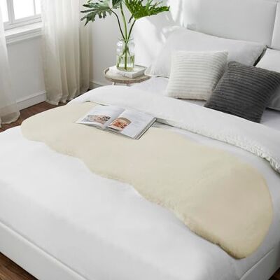 Teppich Wölkchen Kunst-Fell-Teppich Kurzflor Flauschiger Teppich-Läufer für Schlafzimmer, Wohnzimmer oder als Kinderzimmer Deko rutschfest und waschbar in Waschmaschine Creme Fell 55x160cm Teppich Wölkchen Kunst-Fell-Teppich Kurzflor Flauschiger Teppich-Läufer für Schlafzimmer, Wohnzimmer oder als Kinderzimmer Deko rutschfest und waschbar in Waschmaschine Creme Fell 55x160cm