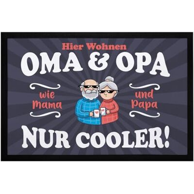 MoonWorks ® Fußmatte Geschenk Hier wohnen Oma und Opa Großeltern lustige Geschenkidee Weihnachten rutschfest & waschbar Schwarz 60x40cm MoonWorks ® Fußmatte Geschenk Hier wohnen Oma und Opa Großeltern lustige Geschenkidee Weihnachten rutschfest & waschbar Schwarz 60x40cm