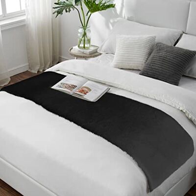 Teppich Wölkchen Kunst-Fell-Teppich Kurzflor Flauschiger Teppich-Läufer für Schlafzimmer, Wohnzimmer oder als Kinderzimmer Deko rutschfest und waschbar in Waschmaschine Schwarz 50x150cm Teppich Wölkchen Kunst-Fell-Teppich Kurzflor Flauschiger Teppich-Läufer für Schlafzimmer, Wohnzimmer oder als Kinderzimmer Deko rutschfest und waschbar in Waschmaschine Schwarz 50x150cm