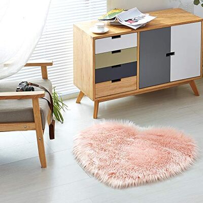 Teppich Wölkchen Lammfell Kunst-Fell-Teppich Hochflor Deko Schaffell als Flauschiger Bett-Vorleger oder Läufer für Schlafzimmer, Wohnzimmer oder Kinderzimmer Rosa Herz 75x80cm Teppich Wölkchen Lammfell Kunst-Fell-Teppich Hochflor Deko Schaffell als Flauschiger Bett-Vorleger oder Läufer für Schlafzimmer, Wohnzimmer oder Kinderzimmer Rosa Herz 75x80cm