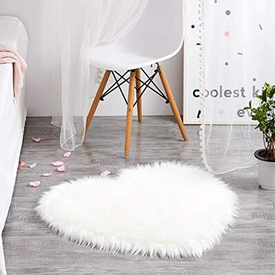 Teppich Wölkchen Lammfell Kunst-Fell-Teppich Hochflor Deko Schaffell als Flauschiger Bett-Vorleger oder Läufer für Schlafzimmer, Wohnzimmer oder Kinderzimmer Weiss Herz 75x80cm Teppich Wölkchen Lammfell Kunst-Fell-Teppich Hochflor Deko Schaffell als Flauschiger Bett-Vorleger oder Läufer für Schlafzimmer, Wohnzimmer oder Kinderzimmer Weiss Herz 75x80cm
