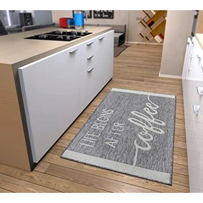 Hanse Home Life Begins After Coffee Küchenteppich – Küchenläufer Läufer Teppich mit Schriftzug, rutschfest Pflegeleicht Robust, ÖKO-TEX Teppichläufer für Küche, Flur, Esszimmer – Grau Creme, 92x150cm Hanse Home Life Begins After Coffee Küchenteppich – Küchenläufer Läufer Teppich mit Schriftzug, rutschfest Pflegeleicht Robust, ÖKO-TEX Teppichläufer für Küche, Flur, Esszimmer – Grau Creme, 92x150cm