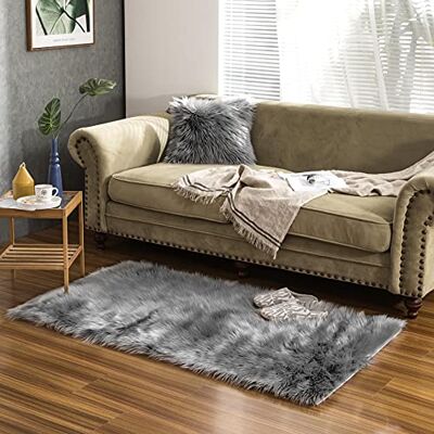 Teppich Wölkchen Lammfell Kunst-Fell-Teppich Hochflor Deko Schaffell als Flauschiger Bett-Vorleger oder Läufer für Schlafzimmer, Wohnzimmer oder Kinderzimmer Dunkelgrau 80x150 cm Teppich Wölkchen Lammfell Kunst-Fell-Teppich Hochflor Deko Schaffell als Flauschiger Bett-Vorleger oder Läufer für Schlafzimmer, Wohnzimmer oder Kinderzimmer Dunkelgrau 80x150 cm