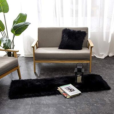 Teppich Wölkchen Lammfell Kunst-Fell-Teppich Hochflor Deko Schaffell als Flauschiger Bett-Vorleger oder Läufer für Schlafzimmer, Wohnzimmer oder Kinderzimmer Schwarz 50x150 cm Teppich Wölkchen Lammfell Kunst-Fell-Teppich Hochflor Deko Schaffell als Flauschiger Bett-Vorleger oder Läufer für Schlafzimmer, Wohnzimmer oder Kinderzimmer Schwarz 50x150 cm