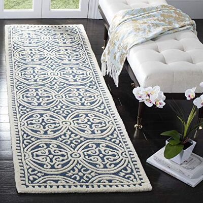 Safavieh Traditionell Teppich für Wohnzimmer, Esszimmer, Schlafzimmer Cambridge Collection, Kurzer Flor, Marineblau und Elfenbein, 76 X 244 cm Safavieh Traditionell Teppich für Wohnzimmer, Esszimmer, Schlafzimmer Cambridge Collection, Kurzer Flor, Marineblau und Elfenbein, 76 X 244 cm