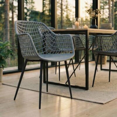 IDIMEX Gartenstühle Lucia im 4er Set, Dunkelgrau Schalenstuhl mit Armlehne aus Kunststoff, Retro Design für Indoor & Outdoor geeignet, pflegeleicht und UV-beständig, Esszimmerstühle für 4 Personen IDIMEX Gartenstühle Lucia im 4er Set, Dunkelgrau Schalenstuhl mit Armlehne aus Kunststoff, Retro Design für Indoor & Outdoor geeignet, pflegeleicht und UV-beständig, Esszimmerstühle für 4 Personen