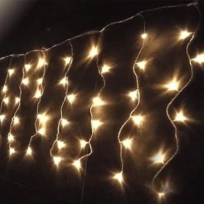 Blendend LED-Lichterkette mit 3 AA-Batterien, warmweiß, 5 m x 0,4 m, ideal für festliche Dekorationen und gemütliche Umgebungen. Blendend LED-Lichterkette mit 3 AA-Batterien, warmweiß, 5 m x 0,4 m, ideal für festliche Dekorationen und gemütliche Umgebungen.