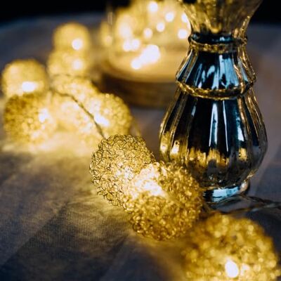hellum LED Lichterkette Strom 20 LED weiß Metallbälle gold, Innentrafo Lichterkette innen strombetrieben mit Drahtkugeln gold beleuchtet 2,85m Kabel transparent, Weihnachtsbeleuchtung <59lm 577075 hellum LED Lichterkette Strom 20 LED weiß Metallbälle gold, Innentrafo Lichterkette innen strombetrieben mit Drahtkugeln gold beleuchtet 2,85m Kabel transparent, Weihnachtsbeleuchtung <59lm 577075