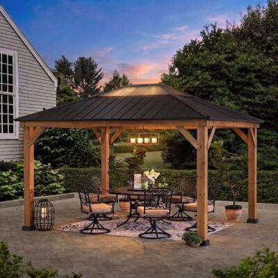 Sunjoy 3,3x3,9 m Holzpavillon mit lichtdurchlässigem Dachfenster, Pavillon Holz wasserdicht stabil Winterfest, Hardtop Stahldach, 14 cm Pfosten, Gartenpavillon für Terrasse & Deck Sunjoy 3,3x3,9 m Holzpavillon mit lichtdurchlässigem Dachfenster, Pavillon Holz wasserdicht stabil Winterfest, Hardtop Stahldach, 14 cm Pfosten, Gartenpavillon für Terrasse & Deck