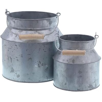 Spetebo Zink Deko Milchkanne 2er Set 18/13 cm 2 Stück Blumeneimer mit Henkel und Holzgriff Pflanzen Kräuter Blumen Topf für Garten Balkon und Terrasse Spetebo Zink Deko Milchkanne 2er Set 18/13 cm 2 Stück Blumeneimer mit Henkel und Holzgriff Pflanzen Kräuter Blumen Topf für Garten Balkon und Terrasse