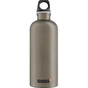 Sigg Alu Trinkflasche Traveller Smoked Pearl Klimaneutral Zertifiziert Für Kohlensäurehaltige Getränke Geeignet Auslaufsicher Federleicht BPA-frei Outdoor Grau 0,6L Sigg Alu Trinkflasche Traveller Smoked Pearl Klimaneutral Zertifiziert Für Kohlensäurehaltige Getränke Geeignet Auslaufsicher Federleicht BPA-frei Outdoor Grau 0,6L