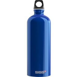 Sigg Alu Trinkflasche Traveller Dunkelblau Klimaneutral Zertifiziert Für Kohlensäurehaltige Getränke Geeignet Auslaufsicher Federleicht BPA-frei Outdoor Dunkelblau 1L Sigg Alu Trinkflasche Traveller Dunkelblau Klimaneutral Zertifiziert Für Kohlensäurehaltige Getränke Geeignet Auslaufsicher Federleicht BPA-frei Outdoor Dunkelblau 1L