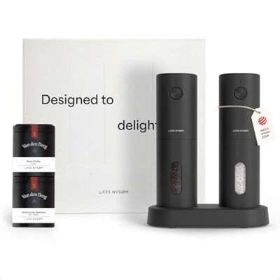 LARS NYSØM Elektrische Salz und Pfeffermühle Geschenkset mit Gewürzdosen Inklusive 2 Gewürzdosen von Van den Berg Automatische Mühlen mit Keramikmahlwerk Geschenkbox zu Weihnachten, Geburtstag LARS NYSØM Elektrische Salz und Pfeffermühle Geschenkset mit Gewürzdosen Inklusive 2 Gewürzdosen von Van den Berg Automatische Mühlen mit Keramikmahlwerk Geschenkbox zu Weihnachten, Geburtstag