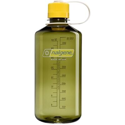 Nalgene Trinkflasche BPA-frei aus 50% Kunststoffabfall (mit ISCC-zertifizierter Massenbilanz), Ölgrün mit Fräserei, 907ml Nalgene Trinkflasche BPA-frei aus 50% Kunststoffabfall (mit ISCC-zertifizierter Massenbilanz), Ölgrün mit Fräserei, 907ml
