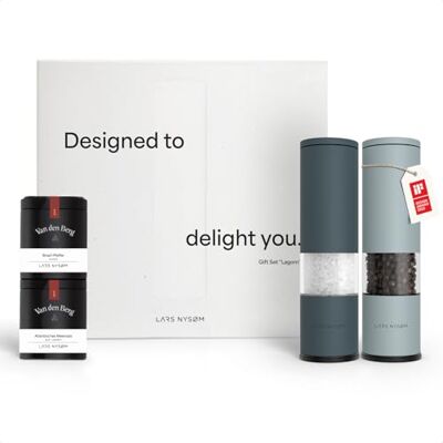 LARS NYSØM Salz und Pfeffermühle Geschenkset Manuelle Mühlen mit Gewürzen Mit 2 Gewürzdosen von Van den Berg Keramikmahlwerk verstellbar Geschenkbox ideal zu Einzug, Geburtstag und Weihnachten LARS NYSØM Salz und Pfeffermühle Geschenkset Manuelle Mühlen mit Gewürzen Mit 2 Gewürzdosen von Van den Berg Keramikmahlwerk verstellbar Geschenkbox ideal zu Einzug, Geburtstag und Weihnachten
