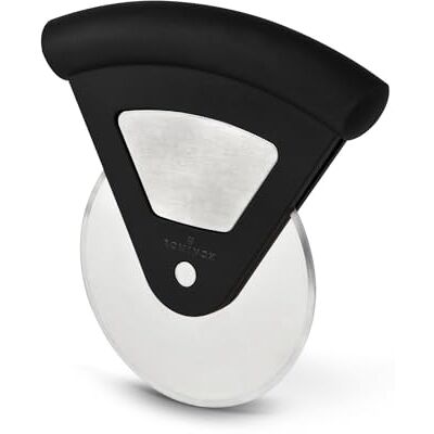 ROMINOX Geschenkartikel Pizzaschneider // Luigi – Handlicher Pizzaschneider in kompaktem Format, gummierter Griff in ergonomischem Design (Edelstahl, Kunststoff); Maße: ca. 11 x 10.5 x 2 cm ROMINOX Geschenkartikel Pizzaschneider // Luigi – Handlicher Pizzaschneider in kompaktem Format, gummierter Griff in ergonomischem Design (Edelstahl, Kunststoff); Maße: ca. 11 x 10.5 x 2 cm