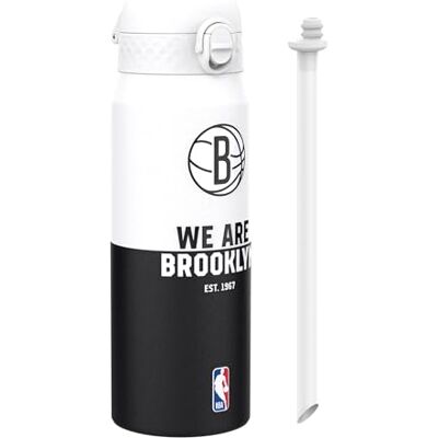 ion8 NBA Brooklyn Nets Trinkflasche Mit Herausnehmbarem Strohhalm, 750ml/24oz, Auslaufsichere Isolierflasche, Leicht Zu Öffnen, Sicherer Verschluss, Spülmaschinenfest, Klappdeckel, Metallflasche ion8 NBA Brooklyn Nets Trinkflasche Mit Herausnehmbarem Strohhalm, 750ml/24oz, Auslaufsichere Isolierflasche, Leicht Zu Öffnen, Sicherer Verschluss, Spülmaschinenfest, Klappdeckel, Metallflasche