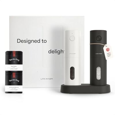 LARS NYSØM Elektrische Salz und Pfeffermühle Geschenkset mit Gewürzdosen Inklusive 2 Gewürzdosen von Van den Berg Automatische Mühlen mit Keramikmahlwerk Geschenkbox zu Weihnachten, Geburtstag LARS NYSØM Elektrische Salz und Pfeffermühle Geschenkset mit Gewürzdosen Inklusive 2 Gewürzdosen von Van den Berg Automatische Mühlen mit Keramikmahlwerk Geschenkbox zu Weihnachten, Geburtstag