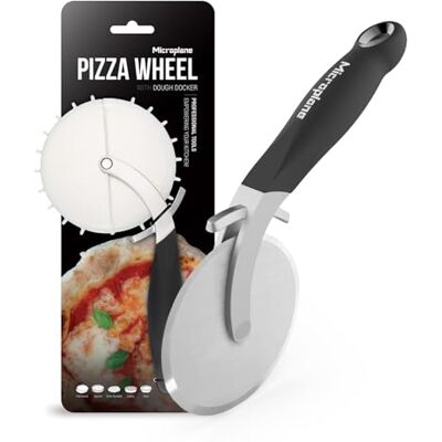 Microplane Professional XL Pizza‑Cutter Wheel mit Teig‑Docker Extra‑scharfes Edelstahl‑Rad 10 cm Profi-Pizzaschneider Rutschfester Soft‑Grip Für Pizza, Quiches & Gebäck Spülmaschinen‑geeignet Microplane Professional XL Pizza‑Cutter Wheel mit Teig‑Docker Extra‑scharfes Edelstahl‑Rad 10 cm Profi-Pizzaschneider Rutschfester Soft‑Grip Für Pizza, Quiches & Gebäck Spülmaschinen‑geeignet