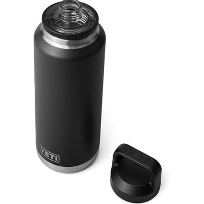YETI Rambler Trinkflasche 46 oz (1,3 L) Schwarz – Edelstahl Trinkflasche, Wasserflasche Sport mit Chug–Verschluss, isolierte Sportflasche YETI Rambler Trinkflasche 46 oz (1,3 L) Schwarz – Edelstahl Trinkflasche, Wasserflasche Sport mit Chug–Verschluss, isolierte Sportflasche