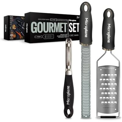 Microplane Gourmet Küchenreibe Set 3-teilig – Premium Zester, Reibe sehr grob & Gemüseschäler Edelstahl, ultrascharfe Klingen, rutschfester Soft-Touch-Griff, Profi Küchenhelfer Microplane Gourmet Küchenreibe Set 3-teilig – Premium Zester, Reibe sehr grob & Gemüseschäler Edelstahl, ultrascharfe Klingen, rutschfester Soft-Touch-Griff, Profi Küchenhelfer