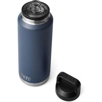 YETI Rambler Trinkflasche 46 oz (1,3 L) Navy – Edelstahl Trinkflasche, Wasserflasche Sport mit Chug–Verschluss, isolierte Sportflasche YETI Rambler Trinkflasche 46 oz (1,3 L) Navy – Edelstahl Trinkflasche, Wasserflasche Sport mit Chug–Verschluss, isolierte Sportflasche