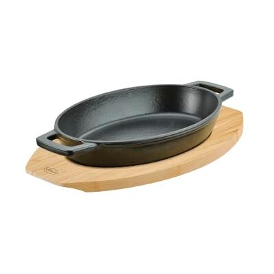 RÖSLE Servierpfanne Oval Gusseisen mit Bambusuntersetzer emailliert Emaillierte Gusseisen-Servierpfanne mit Bambusuntersetzer, für Grill, Induktion, Backofen und stilvolles Servieren RÖSLE Servierpfanne Oval Gusseisen mit Bambusuntersetzer emailliert Emaillierte Gusseisen-Servierpfanne mit Bambusuntersetzer, für Grill, Induktion, Backofen und stilvolles Servieren