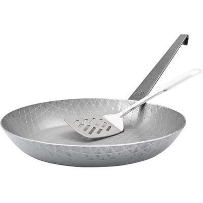GRÄWE F400 Schmiedeeiserne Bratpfanne hoch, Ø 32 cm, Eisenpfanne mit Wender 400° C hitzebeständig, Pfanne aus Eisen, kratzfeste Bratpfanne, unbeschichtet, Outdoor-Cooking, induktionsgeeignet GRÄWE F400 Schmiedeeiserne Bratpfanne hoch, Ø 32 cm, Eisenpfanne mit Wender 400° C hitzebeständig, Pfanne aus Eisen, kratzfeste Bratpfanne, unbeschichtet, Outdoor-Cooking, induktionsgeeignet