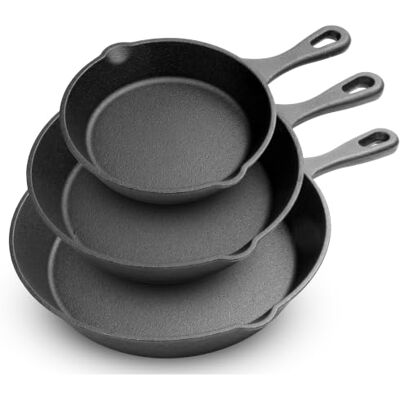 NutriChef Vorgewürzte Gusseisenpfannen – 3-teiliges Kochgeschirr Set mit Antihaftbeschichtung und Ausgießkante – Inklusive Schaber – Für Elektroherd, Induktion, Gasherd, Keramik NutriChef Vorgewürzte Gusseisenpfannen – 3-teiliges Kochgeschirr Set mit Antihaftbeschichtung und Ausgießkante – Inklusive Schaber – Für Elektroherd, Induktion, Gasherd, Keramik