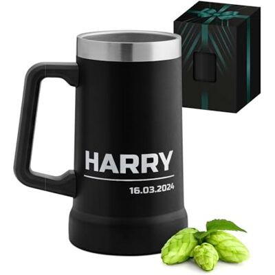 Maverton Isolierter Bierkrug mit Gravur 700 ml Schwarz mit Henkel Edelstahl Bierglas mit Namen, mit funktionellem Henkel, personalisierte Geschenke Männer, Bier Geschenke für Männer Maverton Isolierter Bierkrug mit Gravur 700 ml Schwarz mit Henkel Edelstahl Bierglas mit Namen, mit funktionellem Henkel, personalisierte Geschenke Männer, Bier Geschenke für Männer