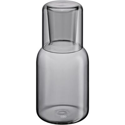 Cilio Wasserkaraffe LORENZO mit Trinkglas, mundgeblasene Karaffe aus Borosilikatglas, 750 ml Karaffe und 200 ml Glas, grau, breiter Hals für Eiswürfel, kühlschranktauglich Cilio Wasserkaraffe LORENZO mit Trinkglas, mundgeblasene Karaffe aus Borosilikatglas, 750 ml Karaffe und 200 ml Glas, grau, breiter Hals für Eiswürfel, kühlschranktauglich