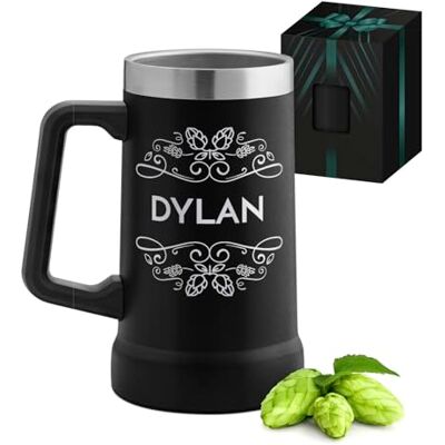 Maverton Isolierter Bierkrug mit Gravur 700 ml Schwarz mit Henkel Edelstahl Bierglas mit Namen, mit funktionellem Henkel, personalisierte Geschenke Männer, Bier Geschenke für Männer Maverton Isolierter Bierkrug mit Gravur 700 ml Schwarz mit Henkel Edelstahl Bierglas mit Namen, mit funktionellem Henkel, personalisierte Geschenke Männer, Bier Geschenke für Männer