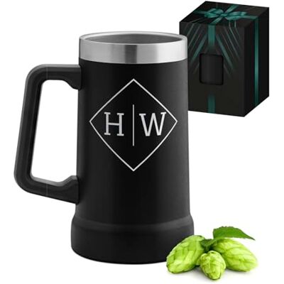 Maverton Isolierter Bierkrug mit Gravur 700 ml Schwarz mit Henkel Edelstahl Bierglas mit Namen, mit funktionellem Henkel, personalisierte Geschenke Männer, Bier Geschenke für Männer Maverton Isolierter Bierkrug mit Gravur 700 ml Schwarz mit Henkel Edelstahl Bierglas mit Namen, mit funktionellem Henkel, personalisierte Geschenke Männer, Bier Geschenke für Männer